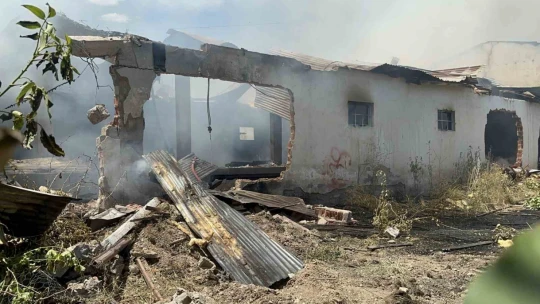Elazığ'da geri dönüşüm deposunda yangın: Ev, depo ve bir araç kül oldu