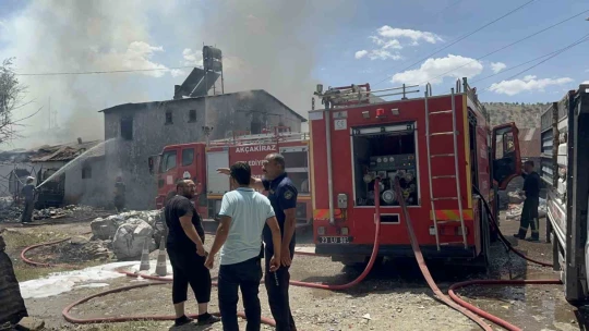 Elazığ'da geri dönüşüm deposunda yangın: Ev, depo ve bir araç kül oldu