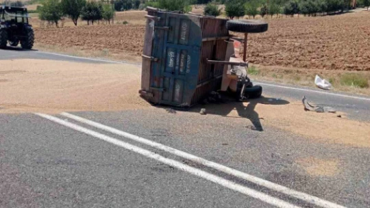 Elazığ'da hafif ticari araç ile traktör çarpıştı: 1'i ağır 5 yaralı