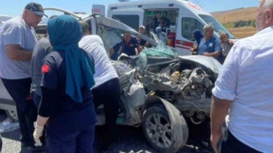 Elazığ'da hafif ticari araç ile traktör çarpıştı: 1'i ağır 5 yaralı