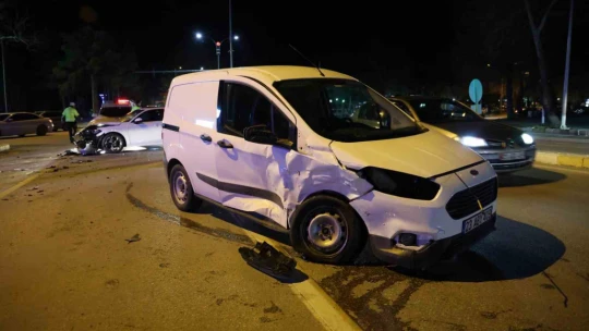 Elazığ'da hafif ticari araç ile otomobil çarpıştı: 1 yaralı