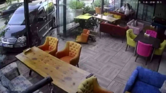 Elazığ'da hafif ticari araç kafeye girdi, o anlar kameraya yansıdı