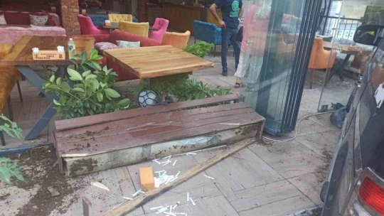 Elazığ'da hafif ticari araç kafeye girdi, o anlar kameraya yansıdı