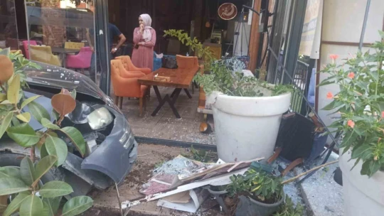 Elazığ'da hafif ticari araç kafeye girdi, o anlar kameraya yansıdı