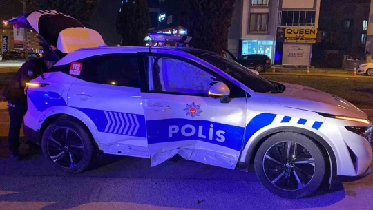 Elazığ'da hafif ticari araç polis aracı ile çarpıştı: 4 yaralı