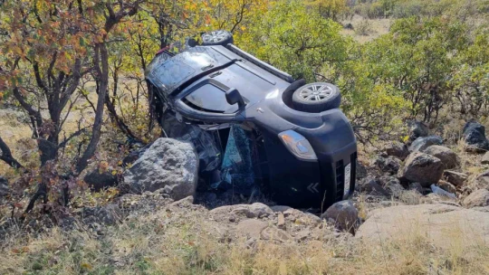 Elazığ'da hafif ticari araç şarampole yuvarlandı: 3 yaralı