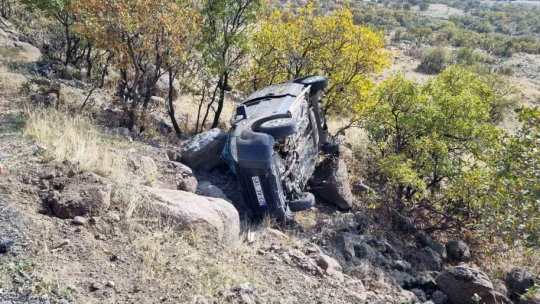 Elazığ'da hafif ticari araç şarampole yuvarlandı: 3 yaralı