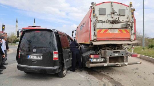 Elazığ'da hafif ticari araç, temizlik kamyonuna çarptı: 5 yaralı