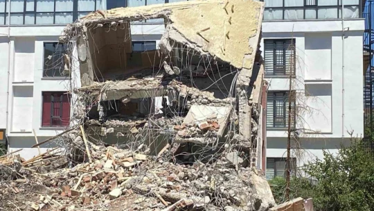Elazığ'da hasarlı bina, 13 saatlik çalışmanın ardından ancak yıkılabildi