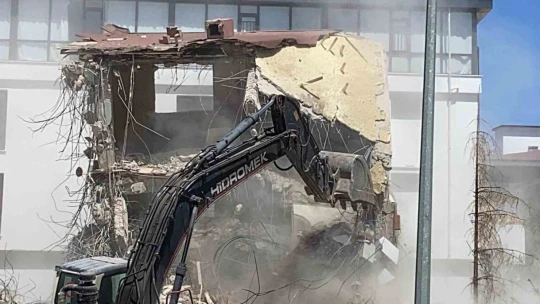 Elazığ'da hasarlı bina, 13 saatlik çalışmanın ardından ancak yıkılabildi