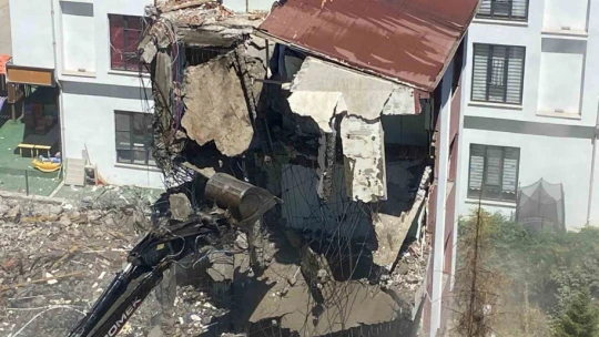 Elazığ'da hasarlı bina, 13 saatlik çalışmanın ardından ancak yıkılabildi