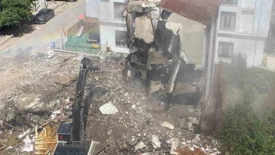Elazığ'da hasarlı bina, 13 saatlik çalışmanın ardından ancak yıkılabildi