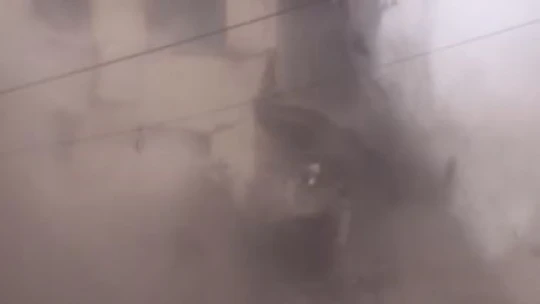 Elazığ'da hasarlı binaların yıkımları sürüyor