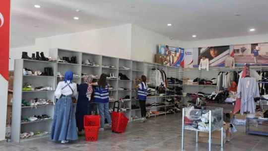 Elazığ'da ihtiyaç sahibi ailelere 60 bin parça giysi dağıtıldı