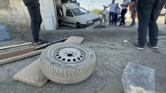 Elazığ'da iki araç çarpıştı, birisi sürüklenerek dükkan girdi: 2 yaralı