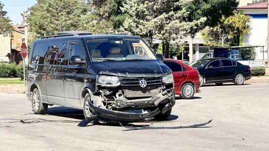 Elazığ'da iki araç çarpıştı, birisi sürüklenerek dükkan girdi: 2 yaralı
