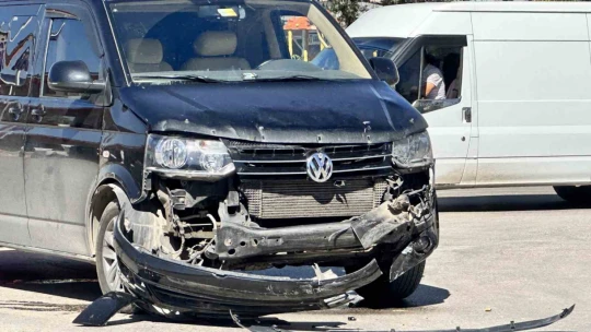 Elazığ'da iki araç çarpıştı, birisi sürüklenerek dükkan girdi: 2 yaralı