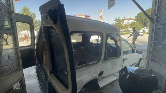 Elazığ'da iki araç çarpıştı, birisi sürüklenerek dükkan girdi: 2 yaralı