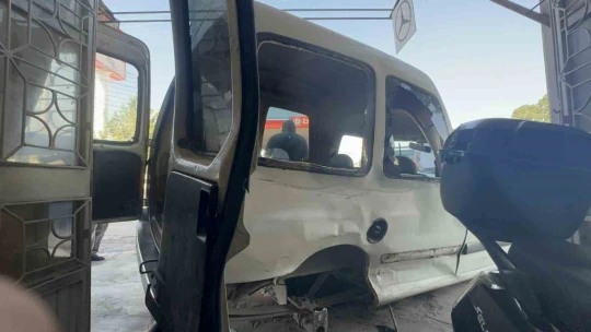 Elazığ'da iki araç çarpıştı, birisi sürüklenerek dükkan girdi: 2 yaralı