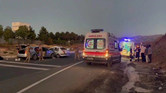 Elazığ'da iki otomobil çarpıştı: 8 yaralı
