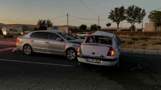 Elazığ'da iki otomobil çarpıştı: 8 yaralı