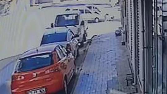 Elazığ'da iki otomobilin çarpışma anı kameraya yansıdı