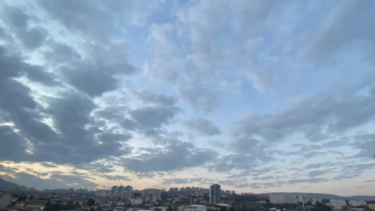 Elazığ'da ilginç bulut görüntüsü: 'Sirrokümülüs'leri görenler bir kez daha baktı