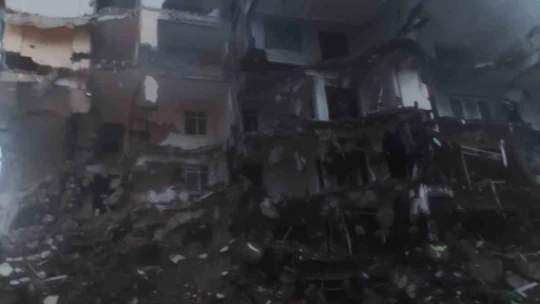 Elazığ'da ilginç görüntü: Büyük kısmı yıkılan binanın 7. katı ayakta kaldı