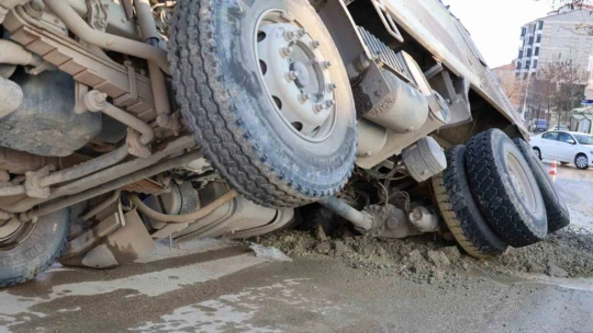 Yol çöktü kamyon çukura düştü