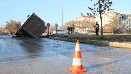 Yol çöktü kamyon çukura düştü