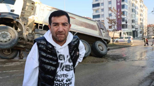 Yol çöktü kamyon çukura düştü