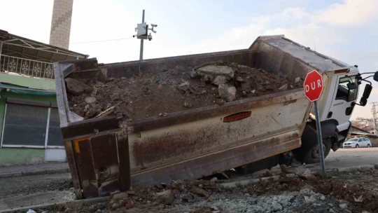 Yol çöktü kamyon çukura düştü