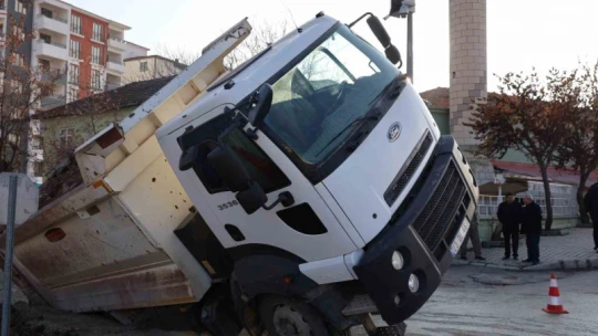 Yol çöktü kamyon çukura düştü