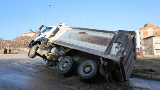Yol çöktü kamyon çukura düştü