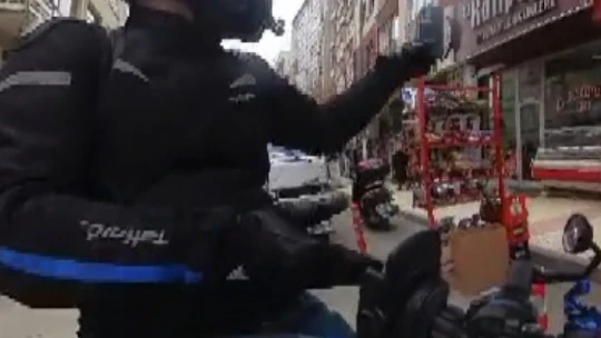 Elazığ'da insanlık ölmemiş dedirten davranış: Yerde bulduğu telefonu sahibine ulaştırdı para teklifine 'insanlık görevimiz' dedi