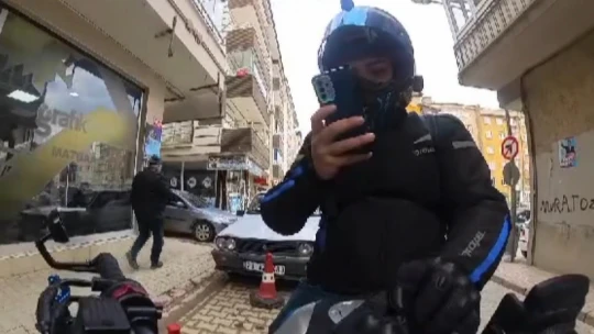 Elazığ'da insanlık ölmemiş dedirten davranış: Yerde bulduğu telefonu sahibine ulaştırdı para teklifine 'insanlık görevimiz' dedi