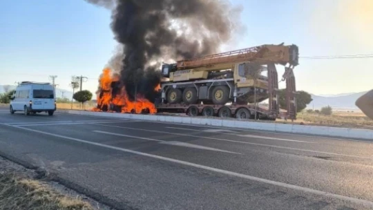 Elazığ'da iş makinesi yüklü tır, alev topuna döndü