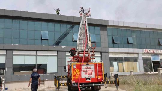 Elazığ'da iş yerinde çıkan yangın söndürüldü