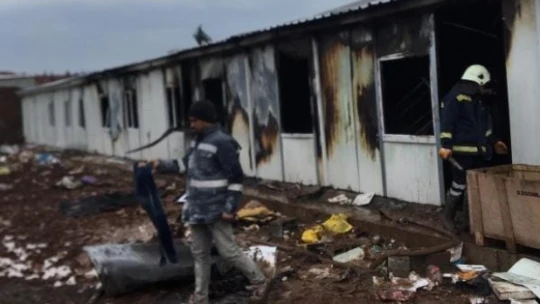 Elazığ'da işçilerin kaldığı konteynerler yandı