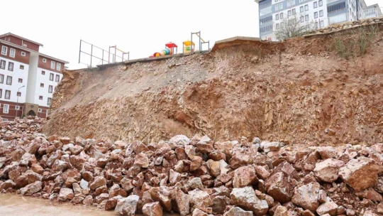 Elazığ'da istinat duvarı kısmen çöktü: Binalar uçurumun eşiğinde