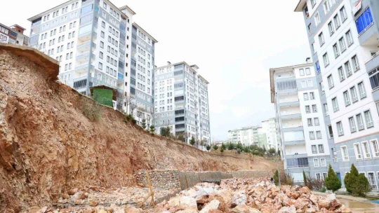 Elazığ'da istinat duvarı kısmen çöktü: Binalar uçurumun eşiğinde