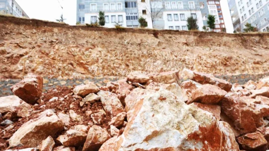 Elazığ'da istinat duvarı kısmen çöktü: Binalar uçurumun eşiğinde