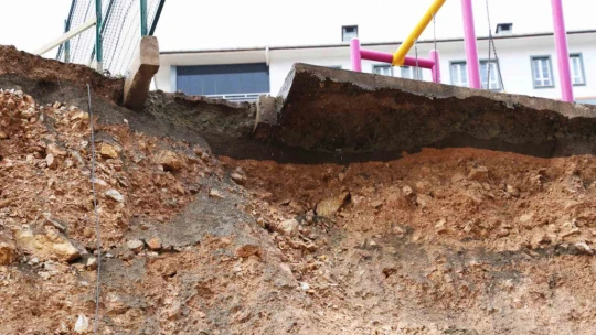 Elazığ'da istinat duvarı kısmen çöktü: Binalar uçurumun eşiğinde