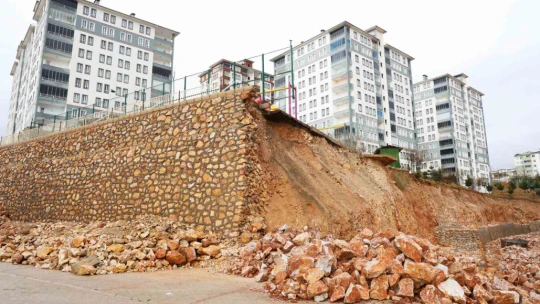 Elazığ'da istinat duvarı kısmen çöktü: Binalar uçurumun eşiğinde