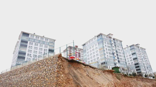 Elazığ'da istinat duvarı kısmen çöktü: Binalar uçurumun eşiğinde