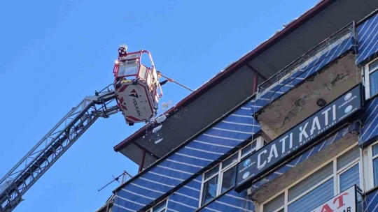 Elazığ'da itfaiye ekiplerinin çatılarda buz ve kar mesaisi