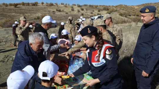 Elazığ'da jandarma ekipleri öğrencilerle fidan dikti