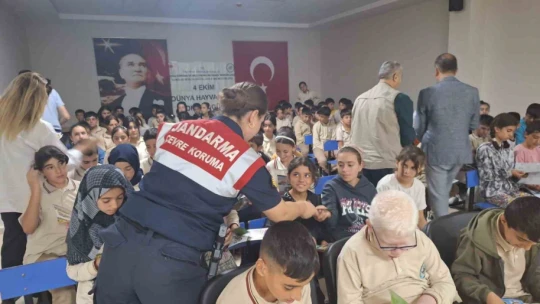 Elazığ'da jandarma ekipleri, sokak hayvanlarını unutmadı