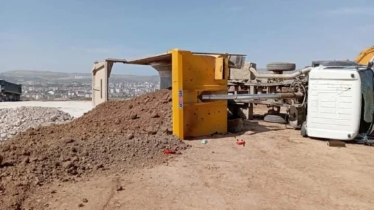 Elazığ'da kamyon devrildi: 1 yaralı