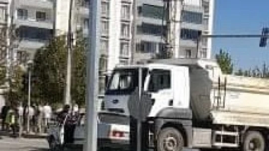Elazığ'da kamyon ile otomobil çarpıştı: 2 yaralı